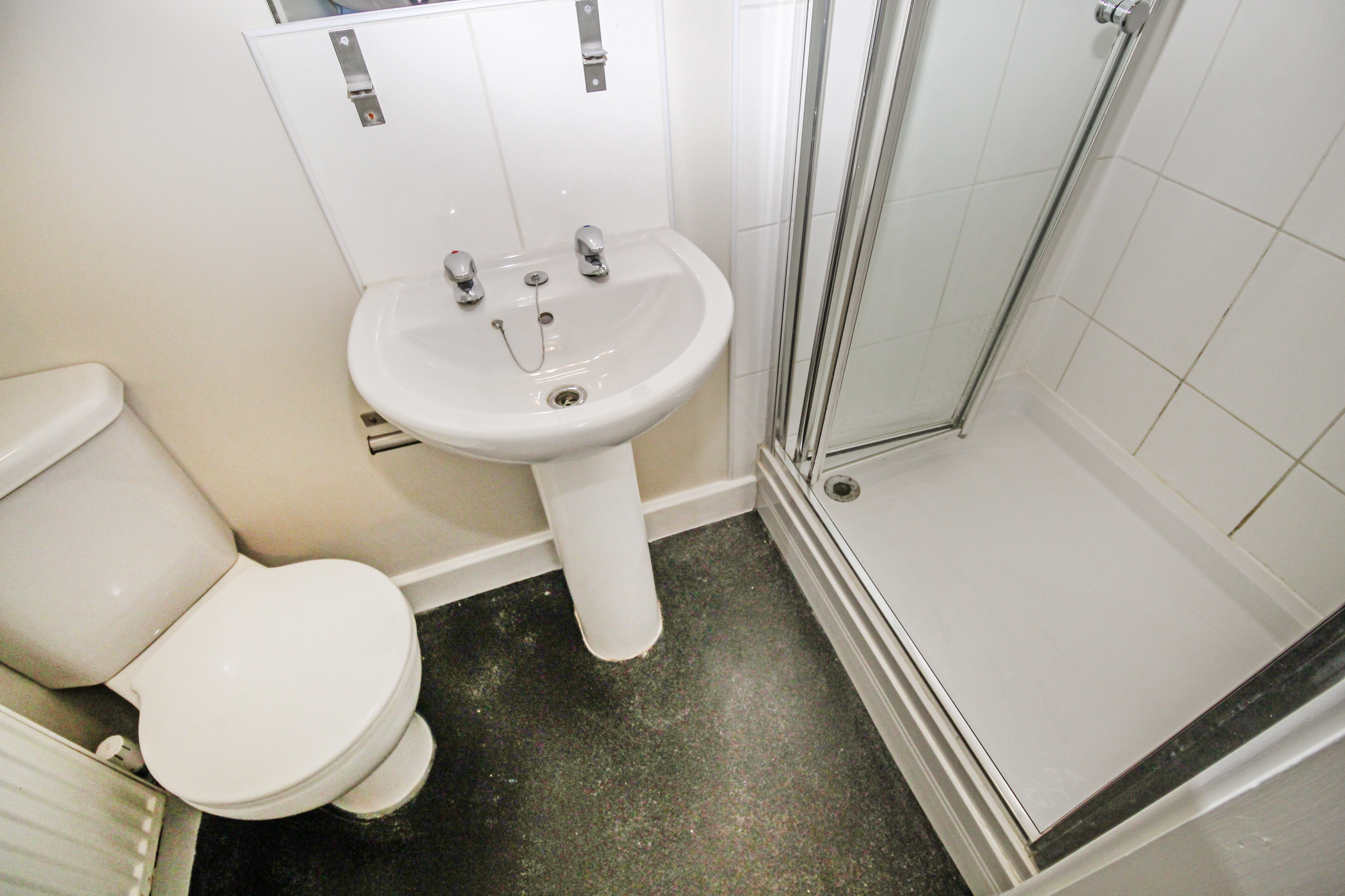 BILLS INCLUDED – Clarendon Road, City Centre, Leeds, LS2