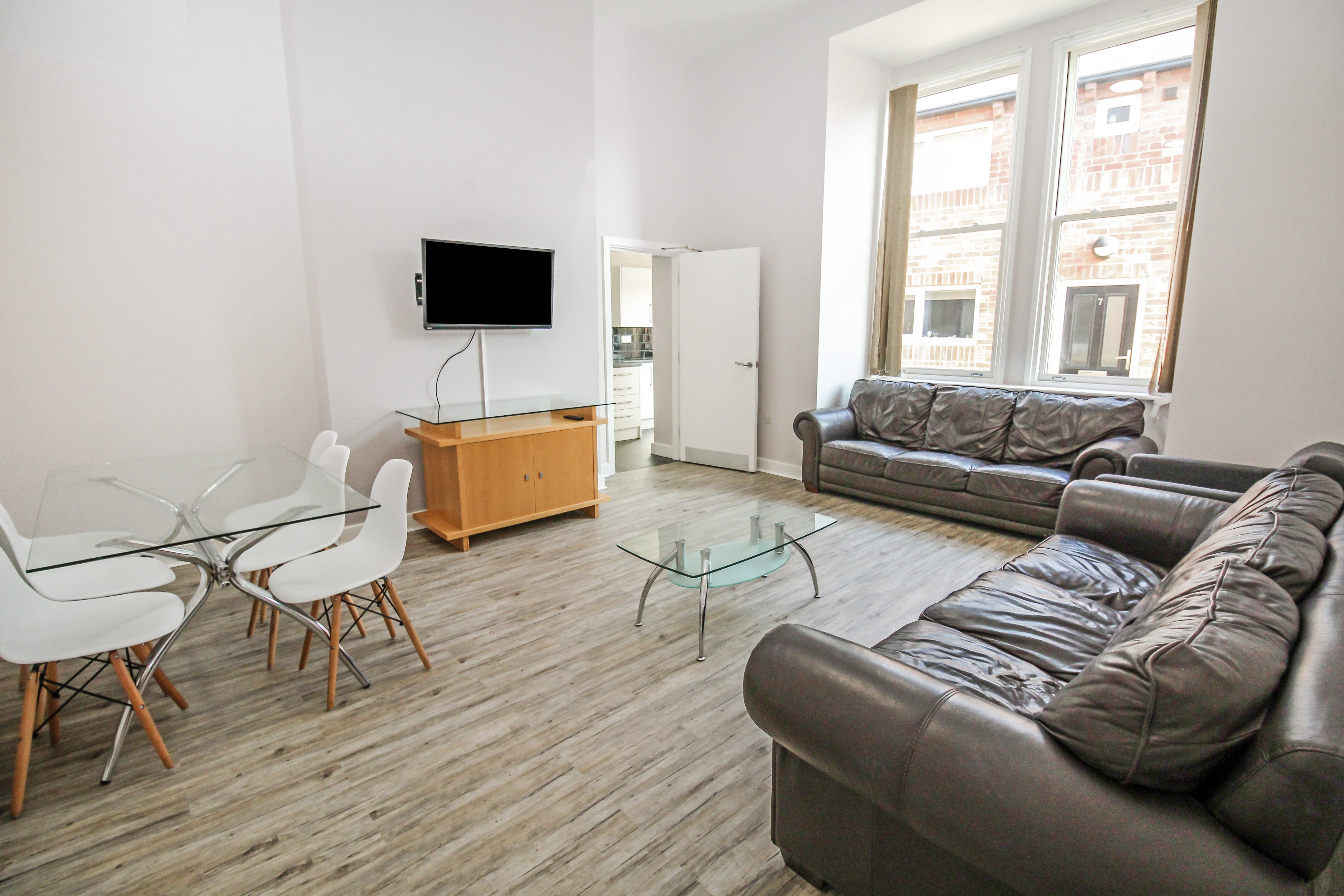BILLS INCLUDED – Clarendon Road, City Centre, Leeds, LS2