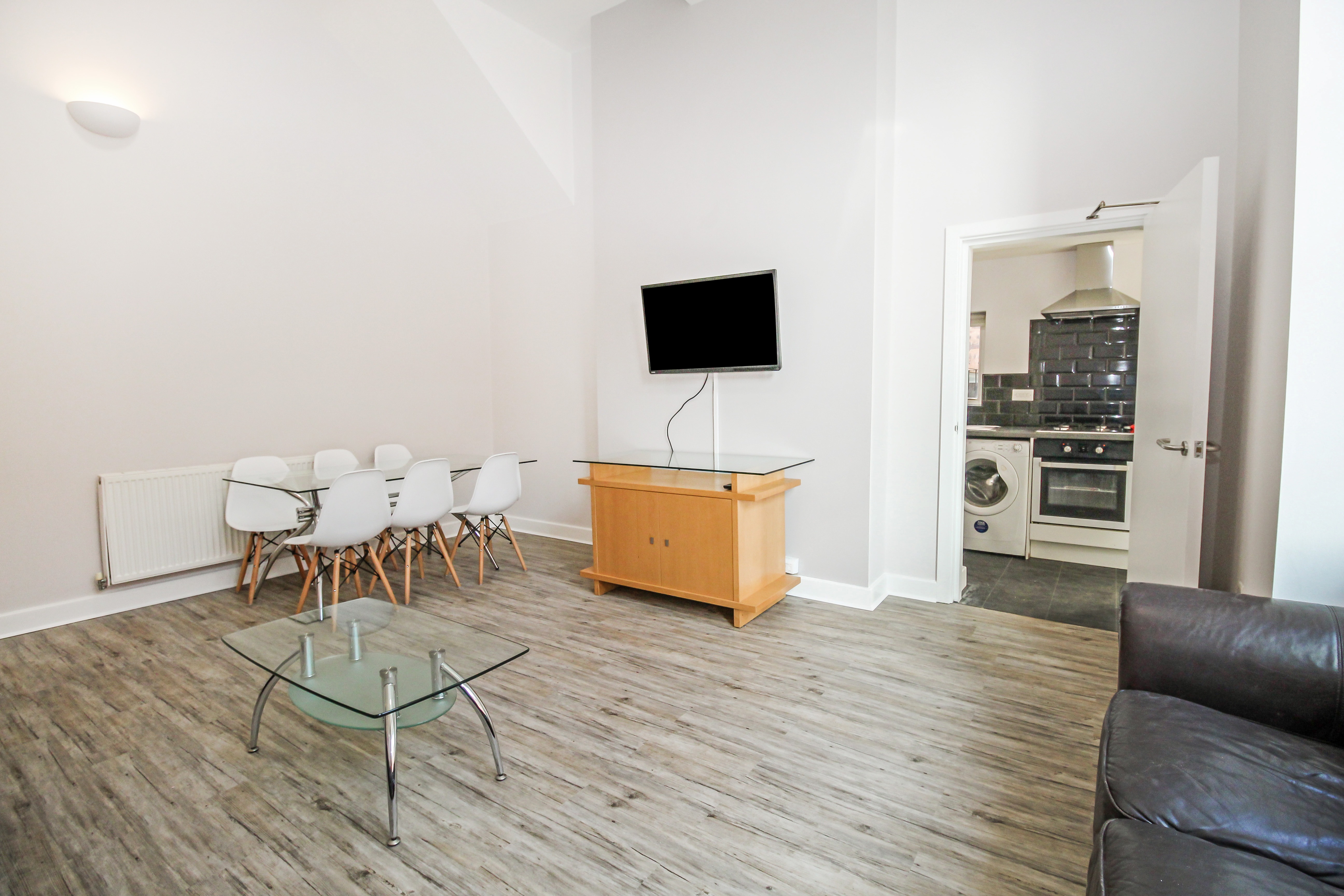 BILLS INCLUDED – Clarendon Road, City Centre, Leeds, LS2