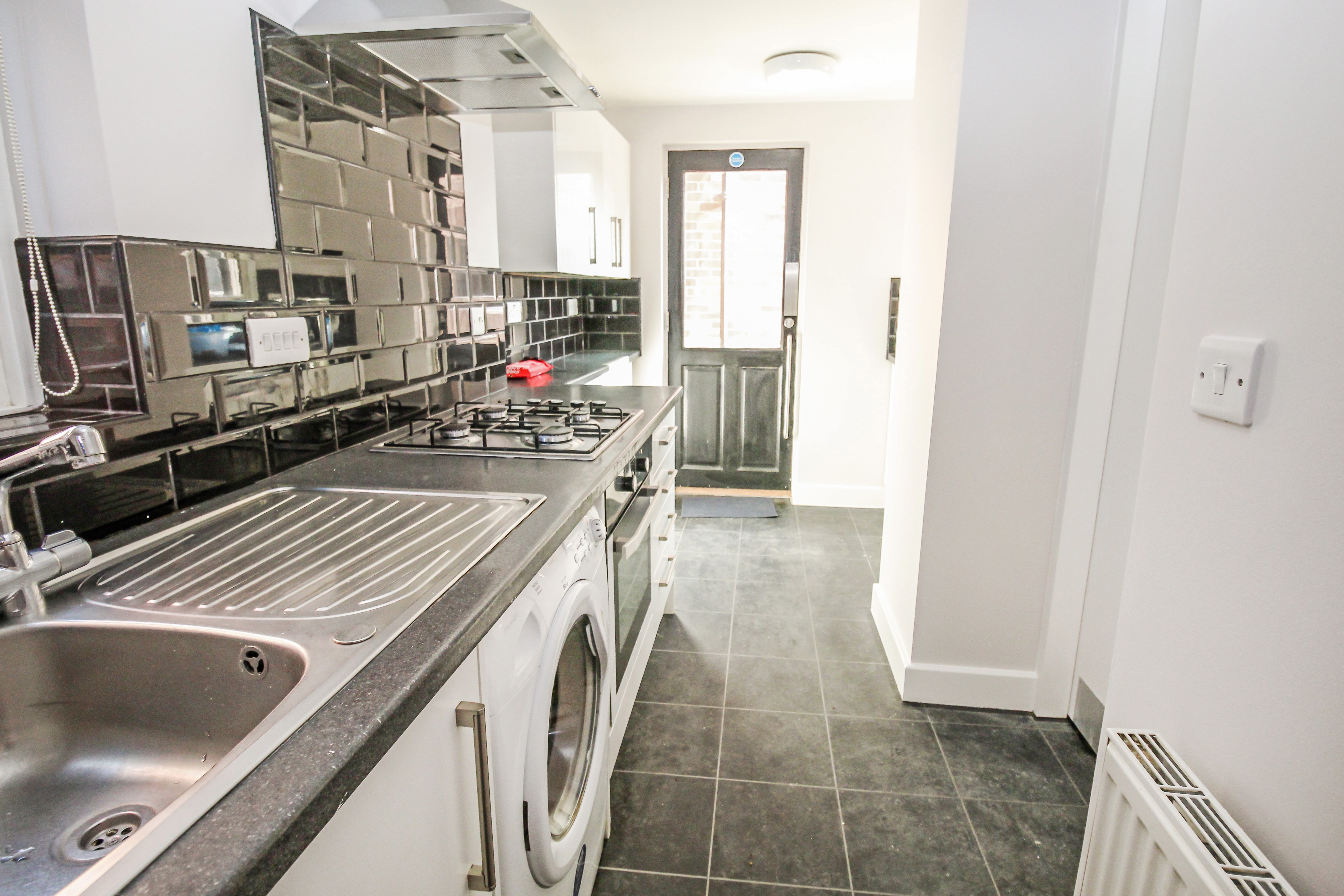 BILLS INCLUDED – Clarendon Road, City Centre, Leeds, LS2