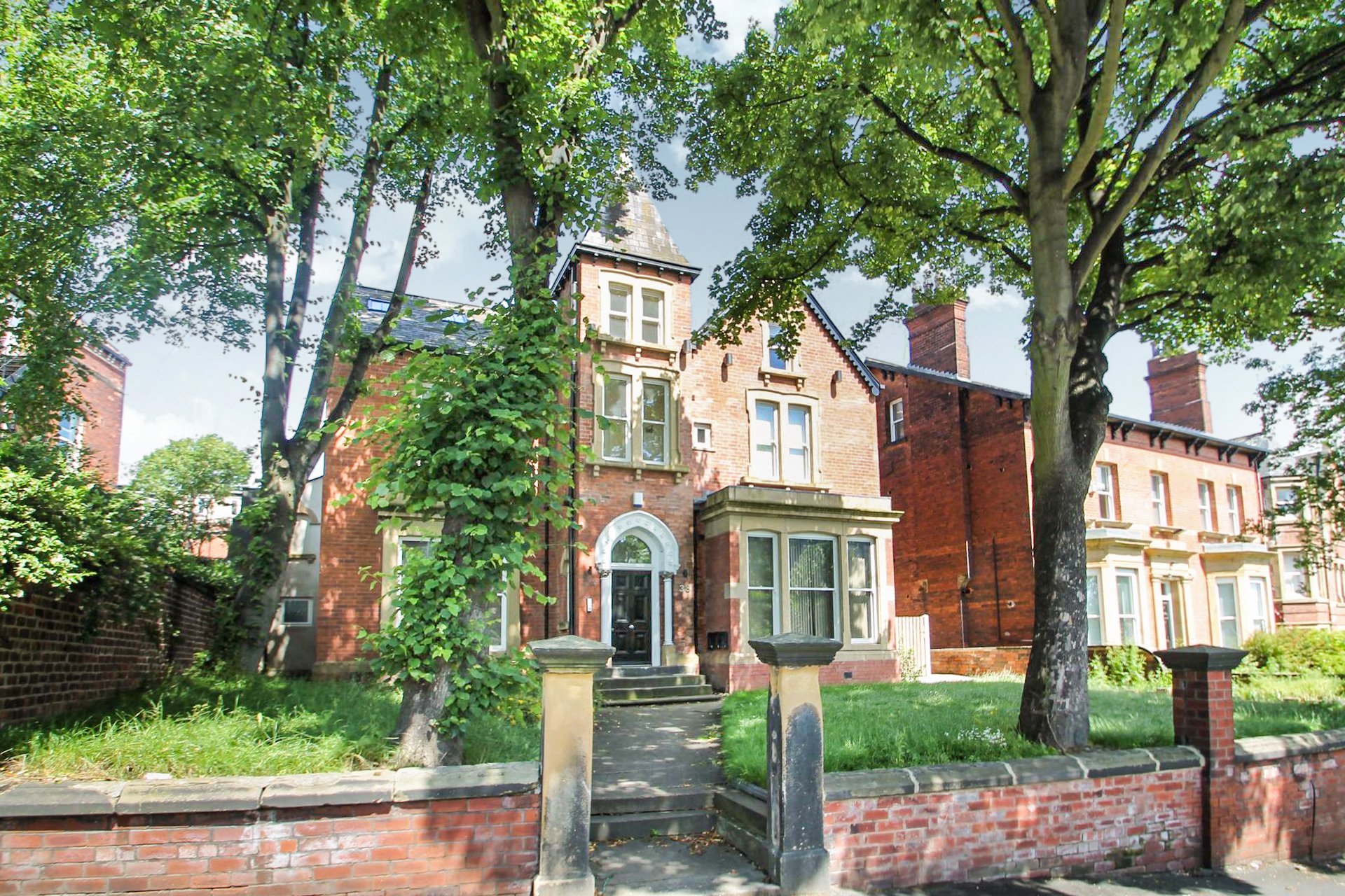 BILLS INCLUDED – Clarendon Road, City Centre, Leeds, LS2