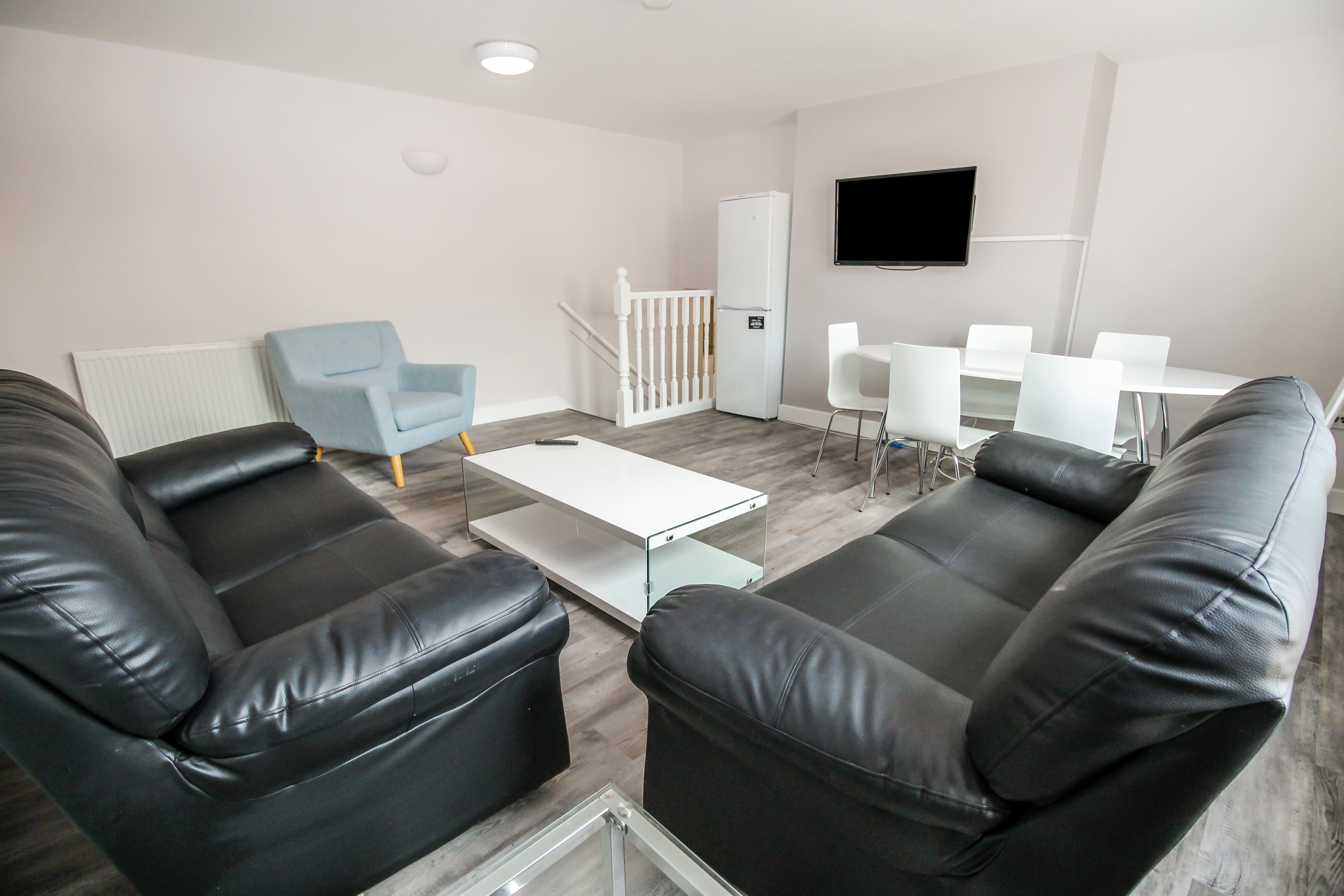 BILLS INCLUDED – Clarendon Road, City Centre, Leeds, LS2