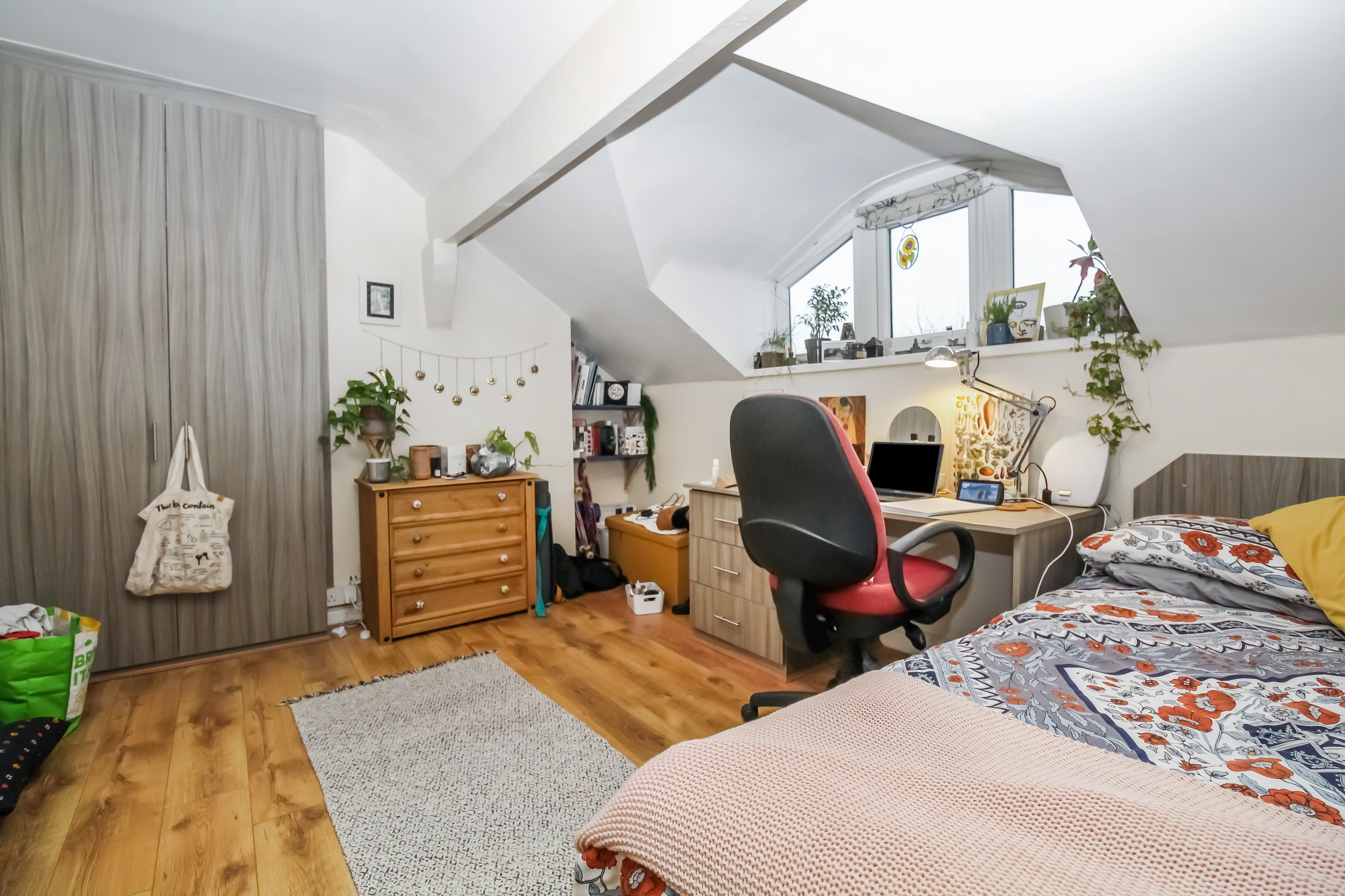 BILLS INCLUDED – Cardigan Lane, Burley, Leeds, LS4