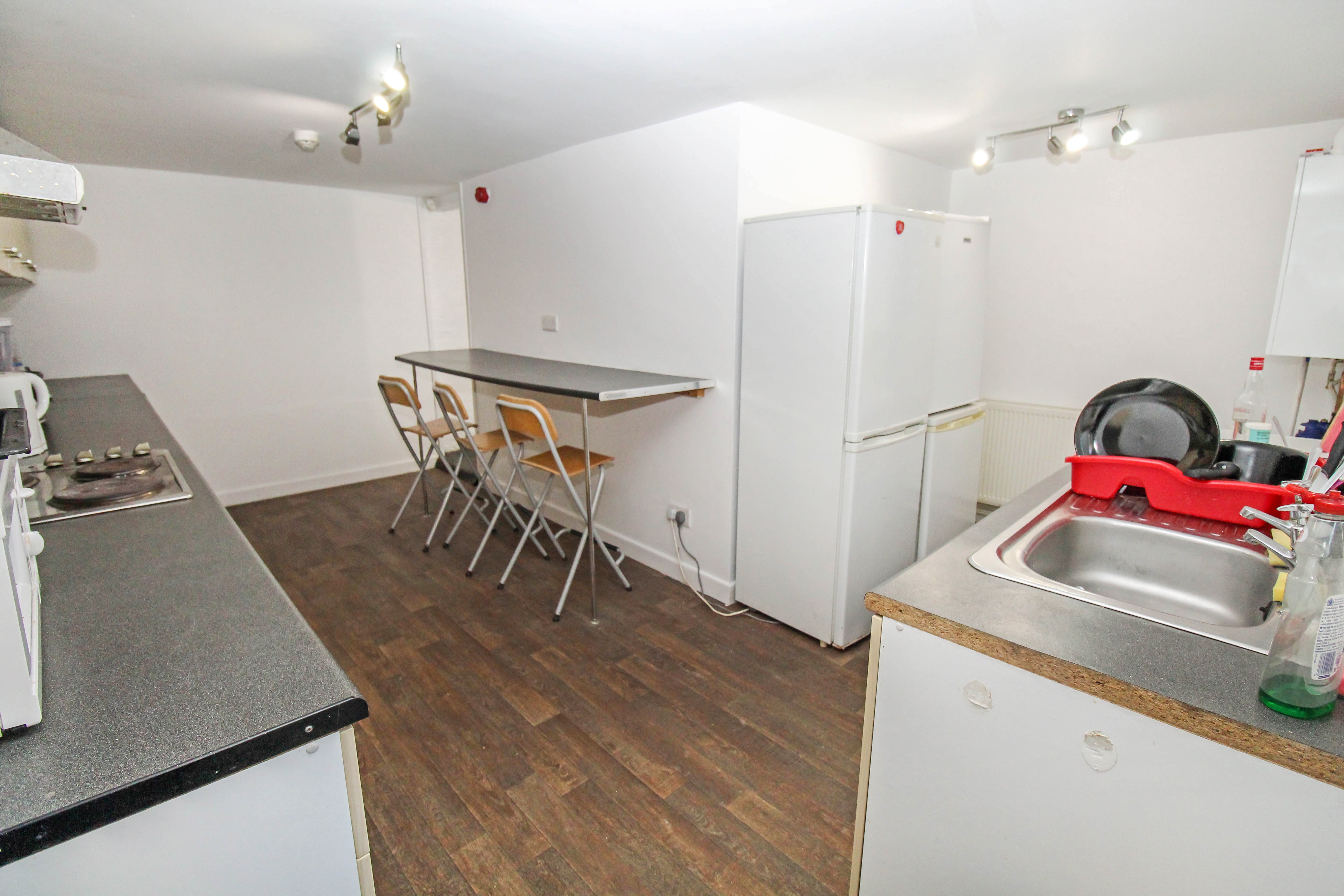 BILLS INCLUDED – Estcourt Avenue, Headingley, Leeds, LS6