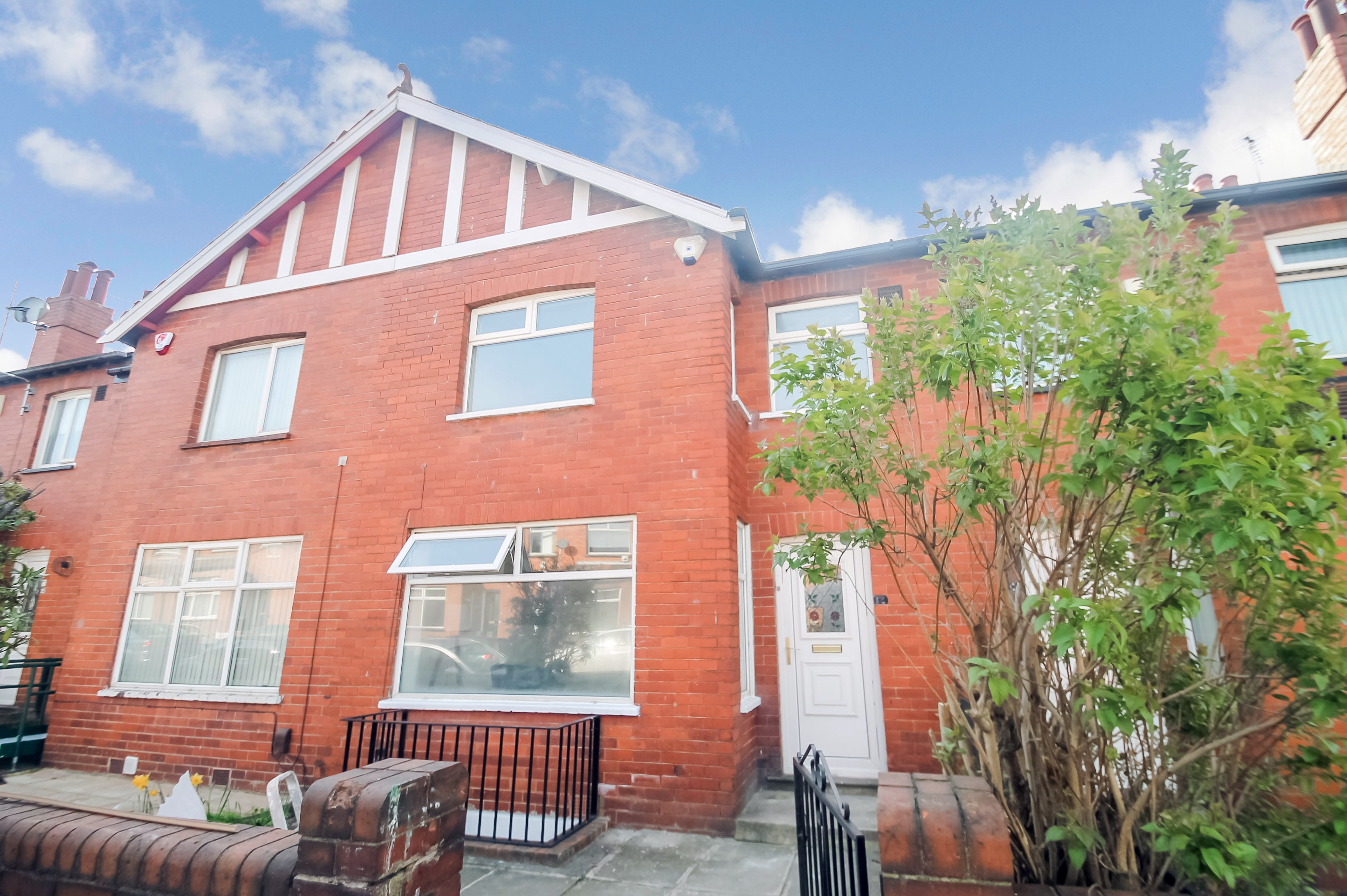 BILLS INCLUDED – Mayville Avenue, Hyde Park, Leeds, LS6