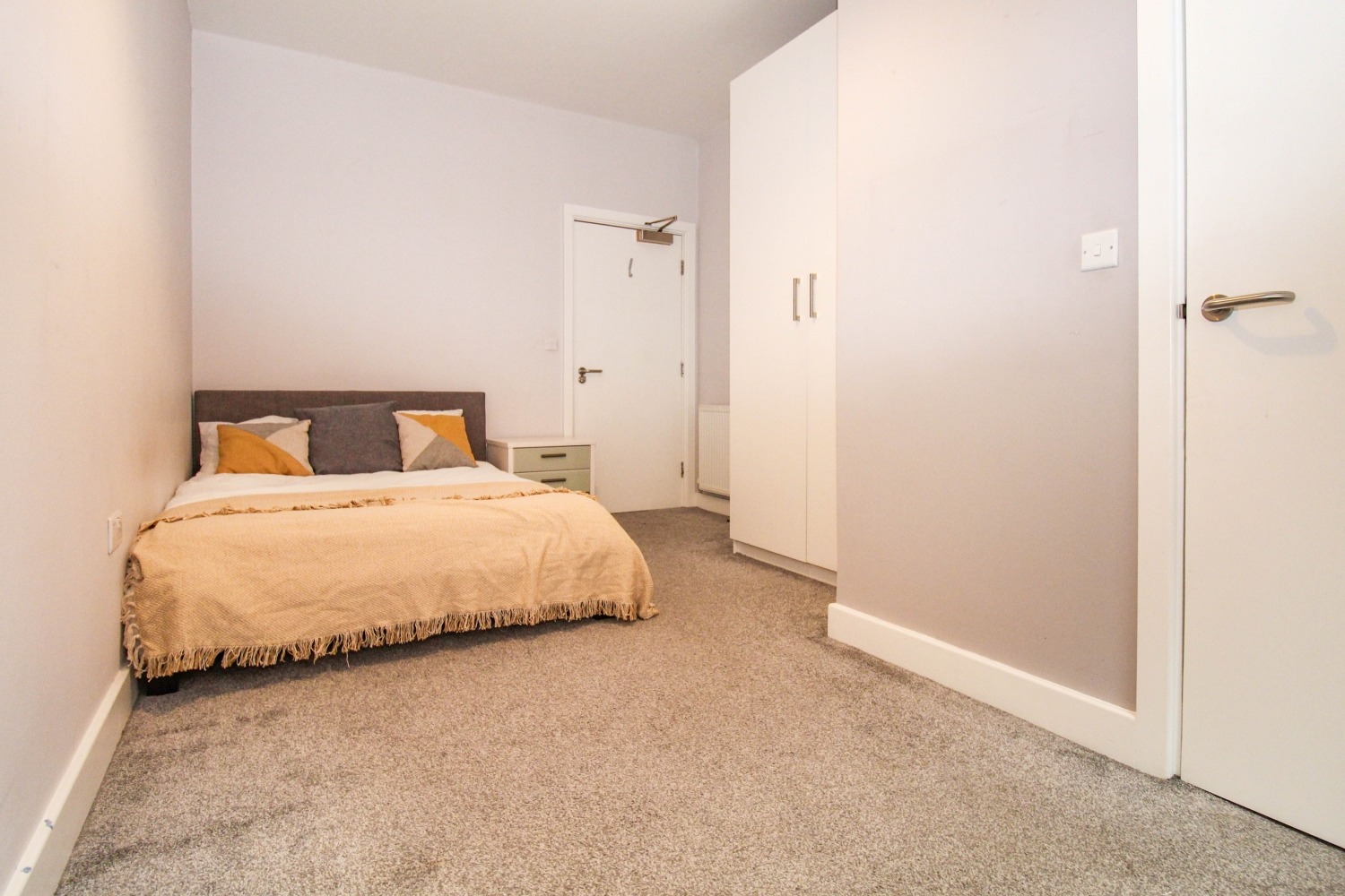 BILLS INCLUDED – Clarendon Road, City Centre, Leeds, LS2